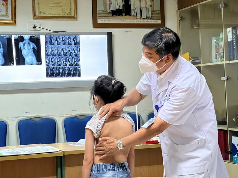 Cách chữa vẹo cột sống ở trẻ em