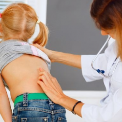 Điều trị chữa vẹo cột sống cho trẻ em