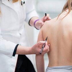Dấu hiệu nhận biết cong vẹo cột sống