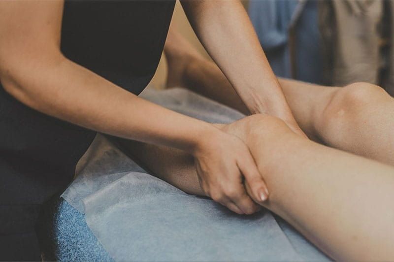 Massage và xoa bóp vùng khớp bị đau