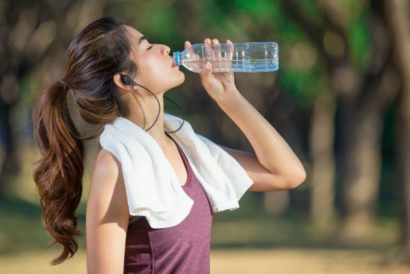 Uống đủ nước và duy trì thói quen sinh hoạt hợp lý