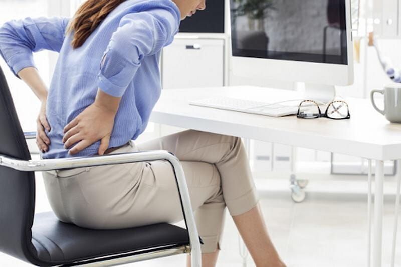 Ngồi sai tư thế gây đau lưng, gù vẹo cột sống như thế nào?