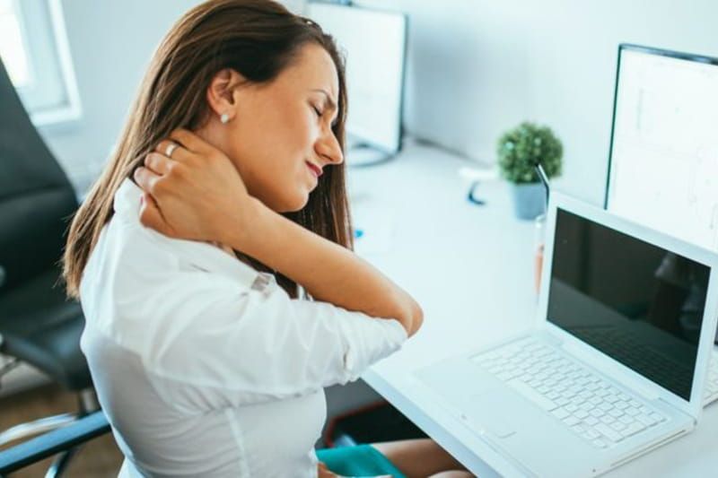 Ngồi sai tư thế gây đau lưng và gù vẹo cột sống