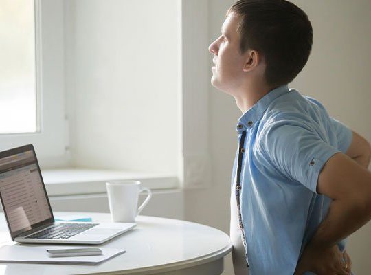 Dấu hiệu nhận biết sớm triệu chứng căn bệnh cong vẹo cột sống