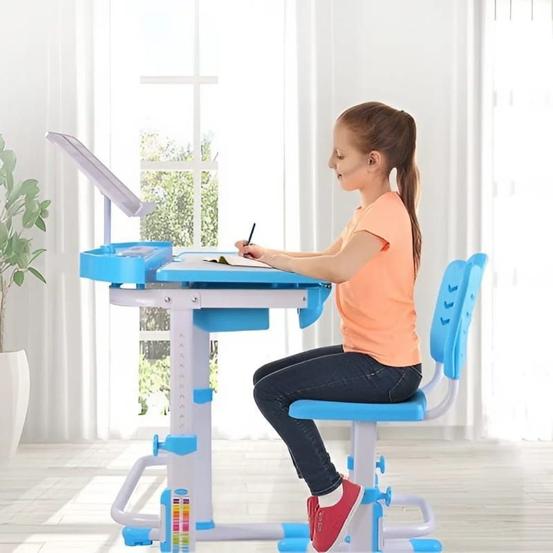 Tư thế ngồi học đúng giúp tránh gù lưng, cận thị và cong vẹo cột sống